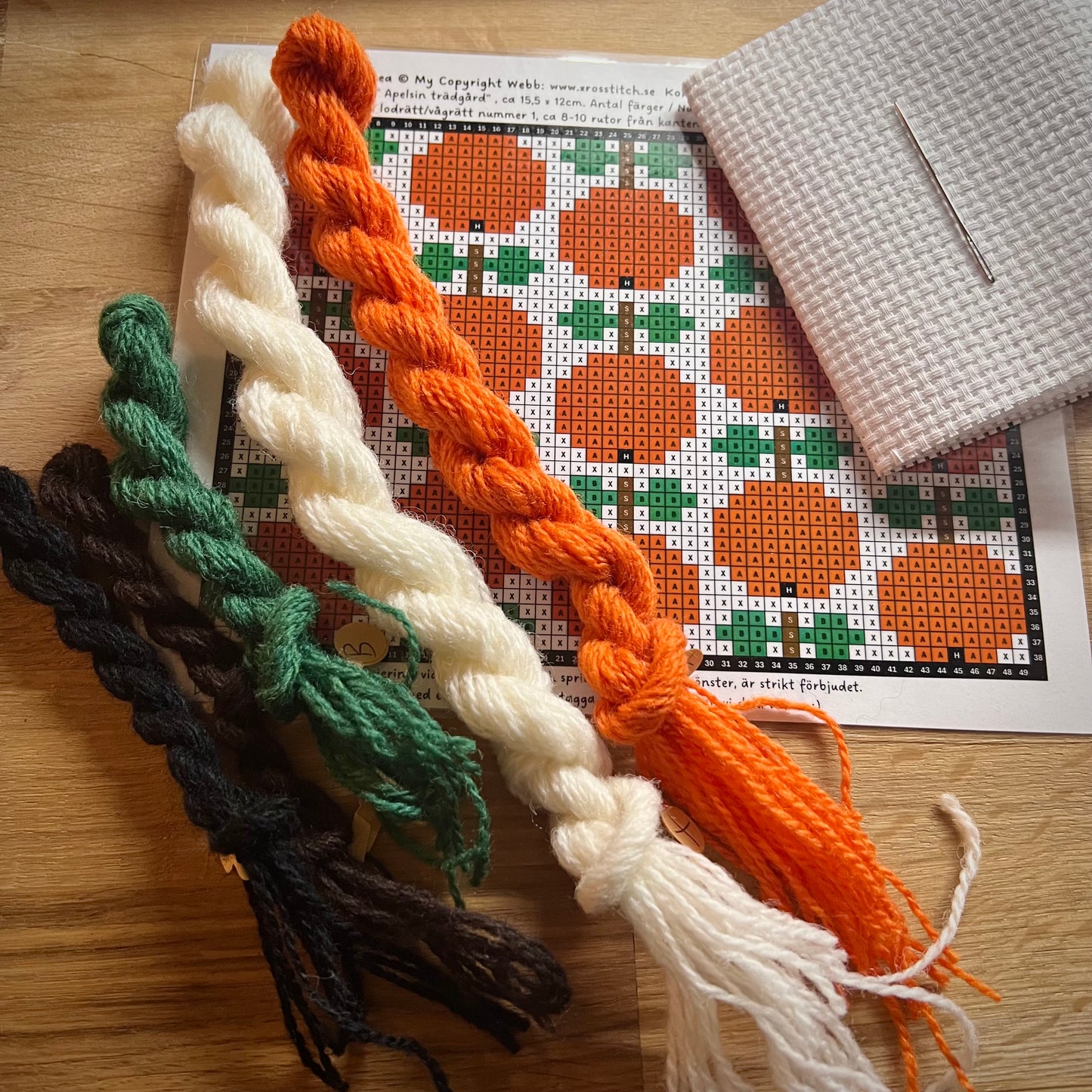 Broderikit med ullgarn ” apelsin trädgård ”