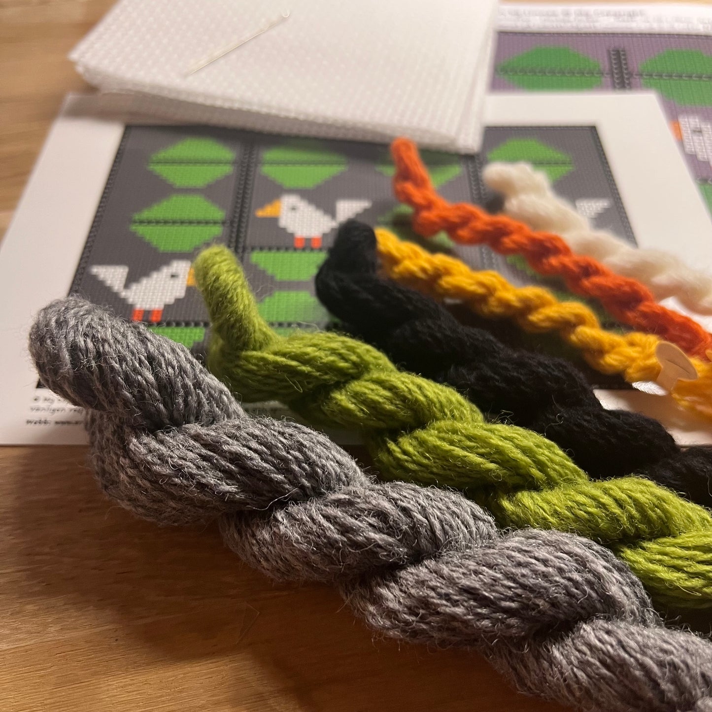 Broderikit med ullgarn ” flörtiga finkar ” 20x15cm