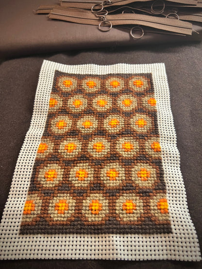 Mobil och glasögonfodral kit ”höstglöd” färg: choklad/apelsin 13x20cm