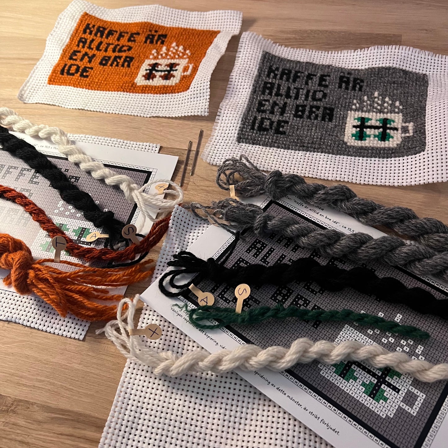 Broderikit med texten kaffe är alltid en bra ide 