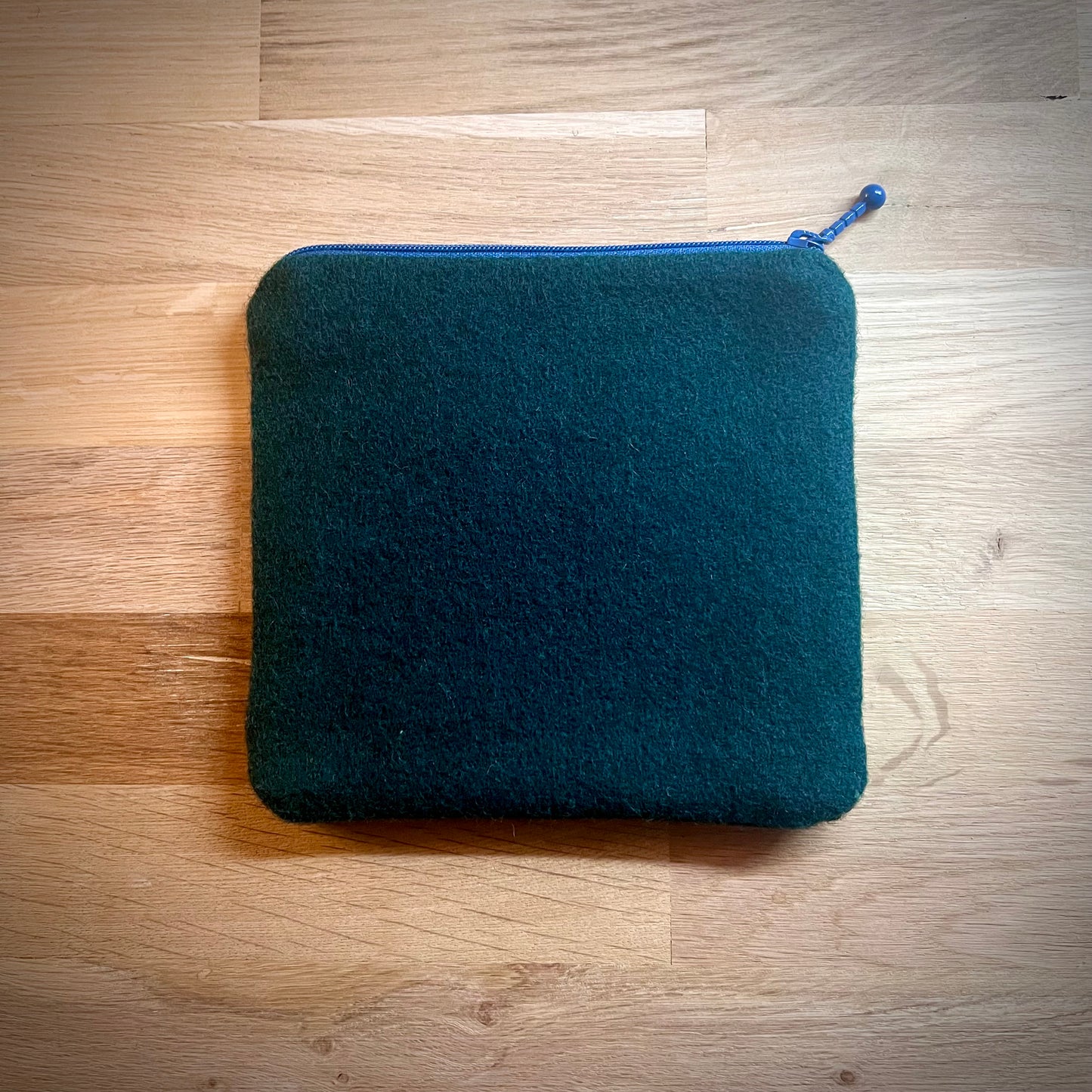 Handgjord unik börs, hare i svampskogen med svart ram