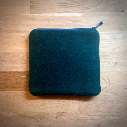 Handgjord unik börs, hare i svampskogen med svart ram