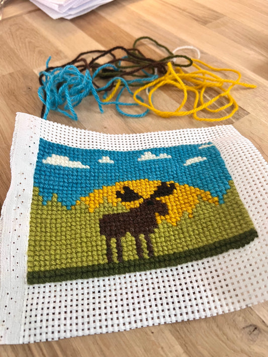 Broderikit med ullgarn ”älg i skymningen”