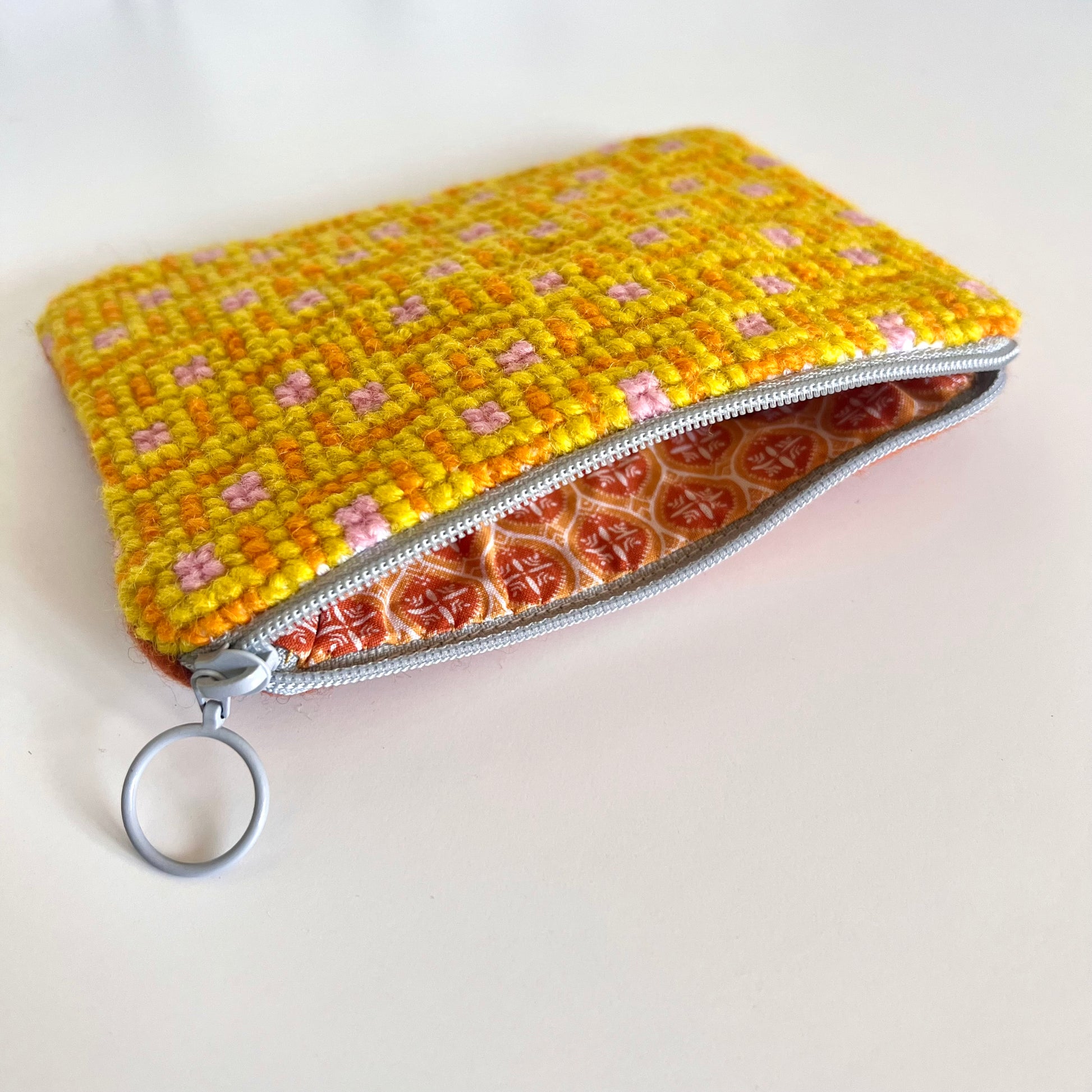 Unik handgjord nysydd börs portmonnä plånbok broderat korsstygn med ullgarn hög kvalitet från Sverige broderat med egendesignat mönster i gult orange och rosa insida bomull med orange gult mönster