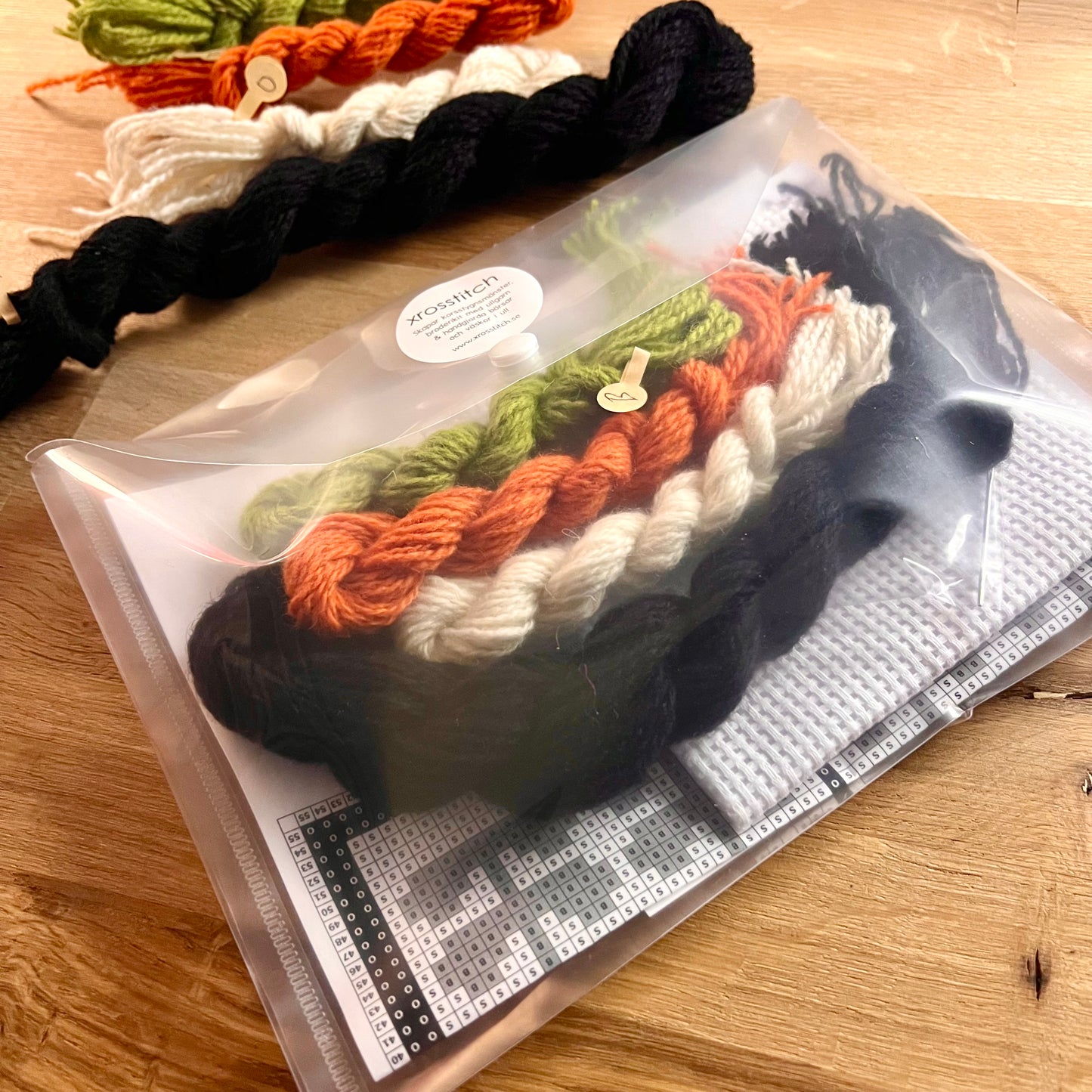 Broderikit med ullgarn ” retrokakel tulpaner ”