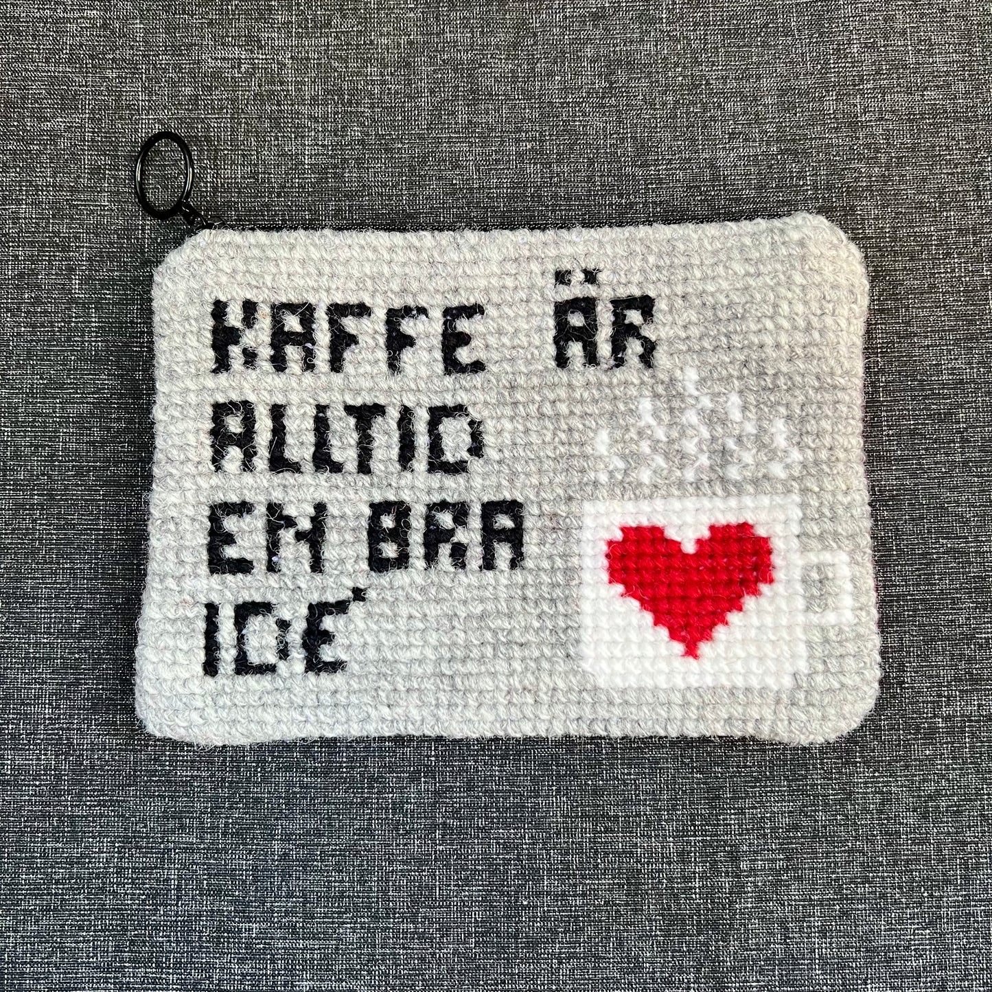 Handgjord unik börs, med text ”kaffe är alltid en bra idé” grå m hjärta, 11x15,5cm