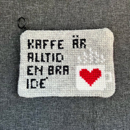Handgjord unik börs, med text ”kaffe är alltid en bra idé” grå m hjärta, 11x15,5cm