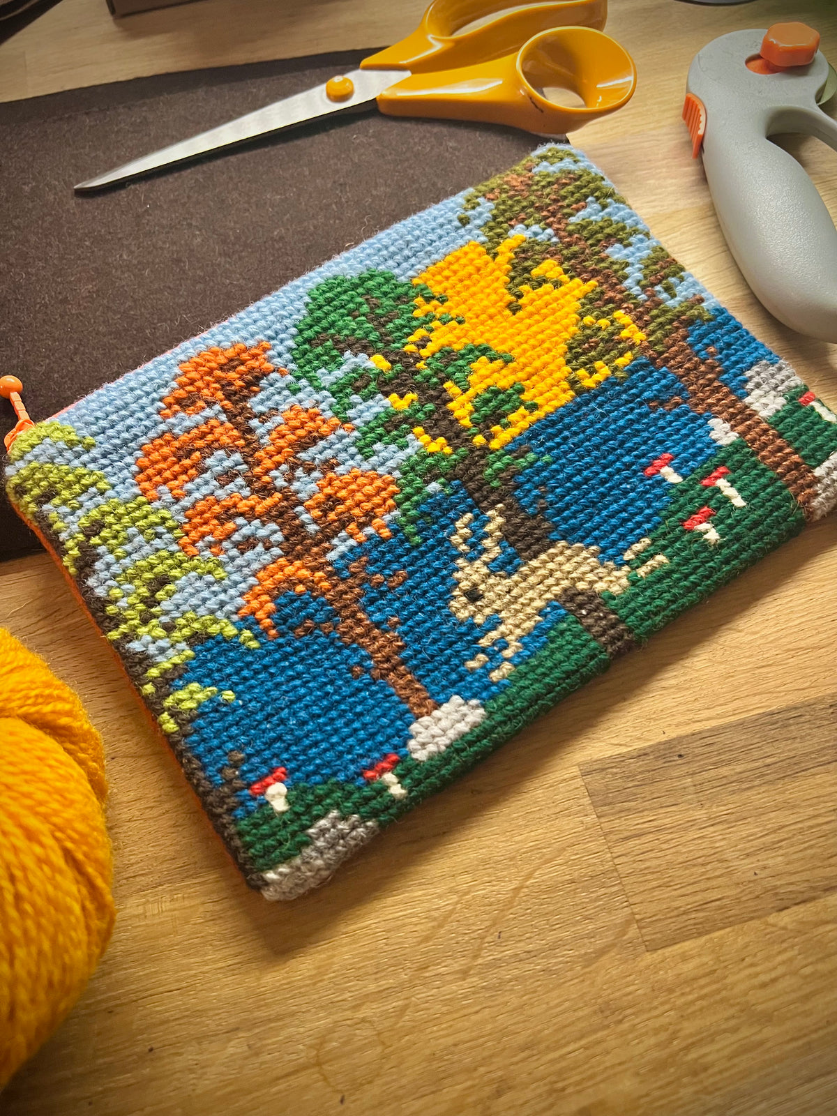 Broderi & sykit, fodral ”havet, där skogens stigar möts” ca 15x21cm