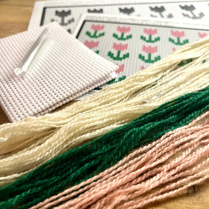 Broderikit med ullgarn ”tulpanerna blommar” 13x18,5cm