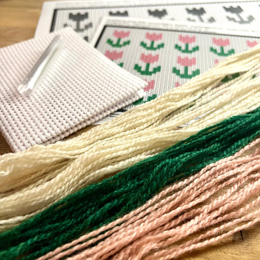 Broderikit med ullgarn ”tulpanerna blommar” 13x18,5cm