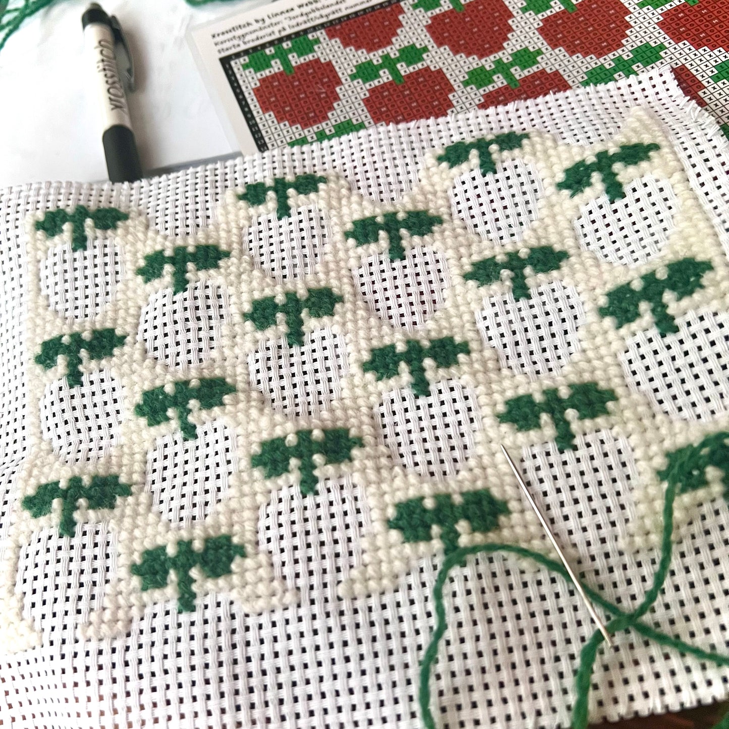 Broderikit med ullgarn ”jordgubbslandet” 13x19cm