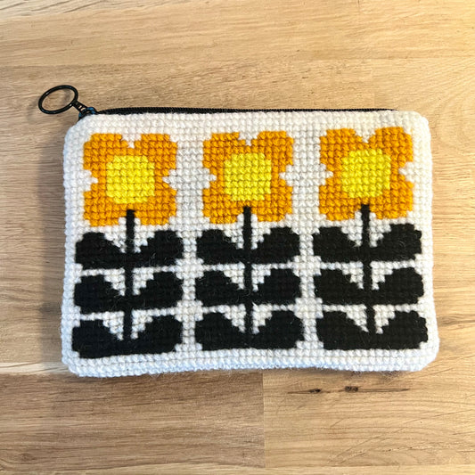 Handgjord unik börs, ”3 retroblommor” svart 12x16,5cm