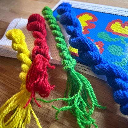 Broderikit med ullgarn ”snirkliga tulpaner” 12x17,5cm