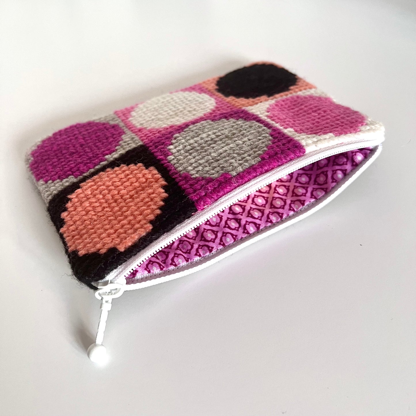 Unik handgjord nysydd börs portmonnä plånbok broderat korsstygn med ullgarn färg rosa grå vit svart aprikos hög kvalitet från Sverige broderat med mönster runda cirklar insida av bomull med rosa mönster