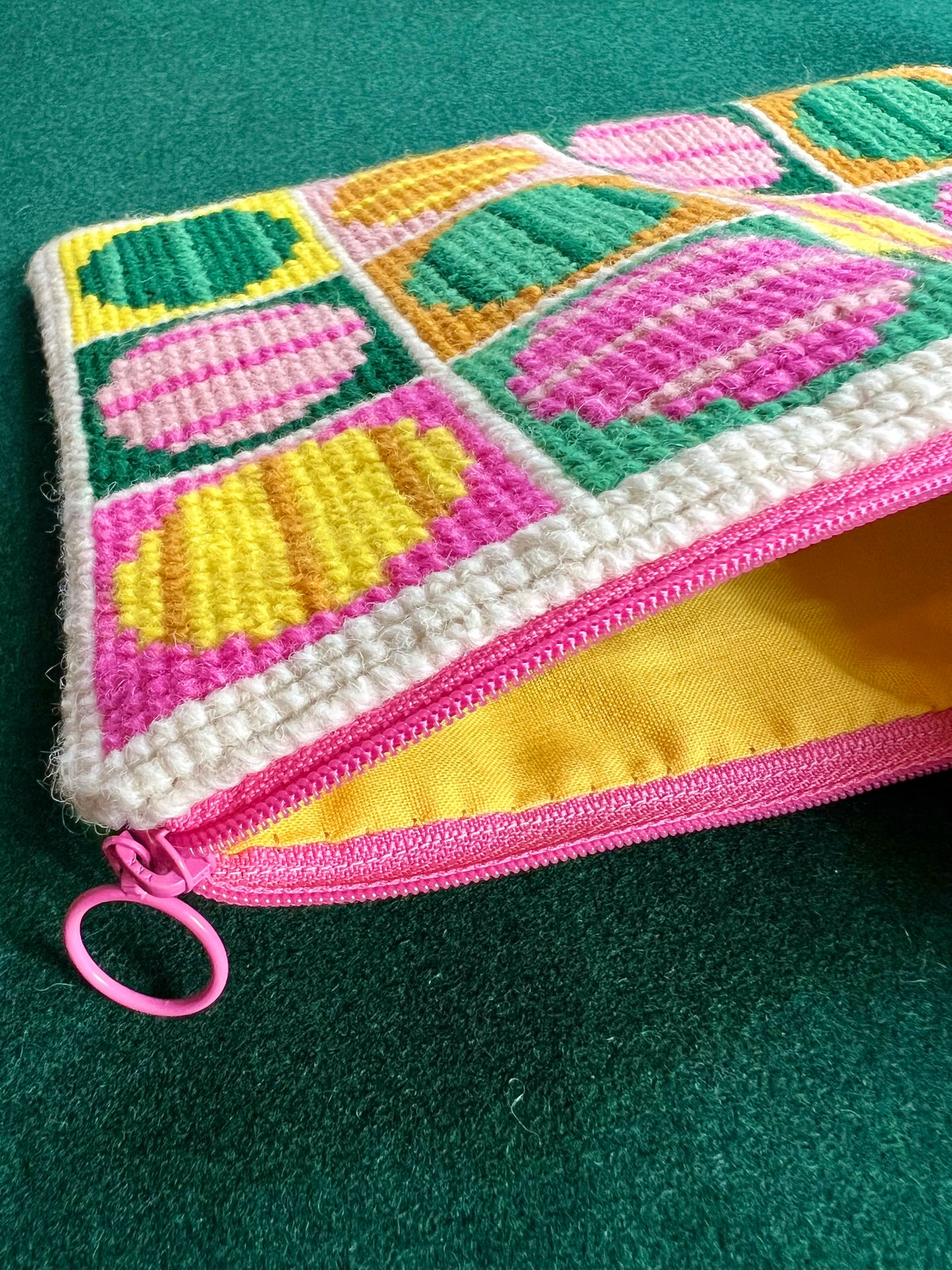 Broderi & sykit, fodral ”randiga rariteter” ca 18x25cm, färg: karamell