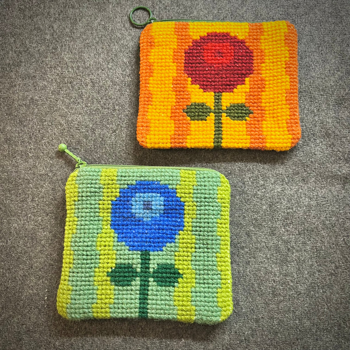 Broderi & sykit, liten börs ”det ensamma lilla blåbäret” 11,5x13cm