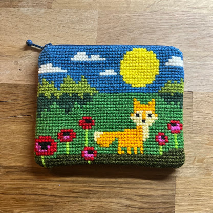 Handgjord unik börs, räv i skymningen på vallmofält, 12x15,5cm