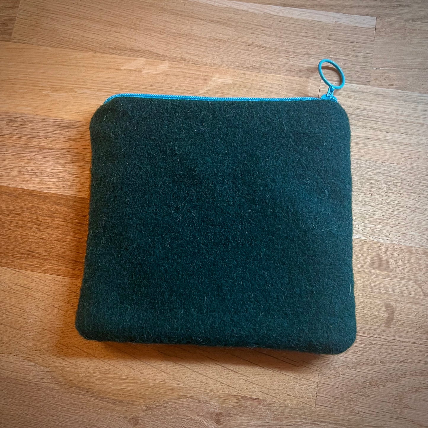 Handgjord unik börs, hare i svampskogen