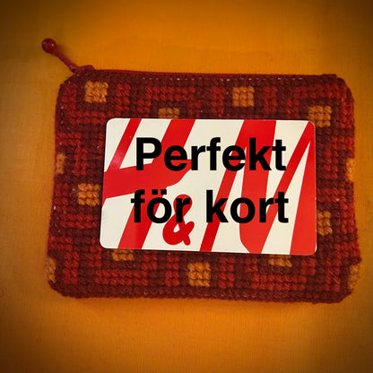 Broderi & sykit, liten börs ”tunnelsyn, ankomst” 10x13cm