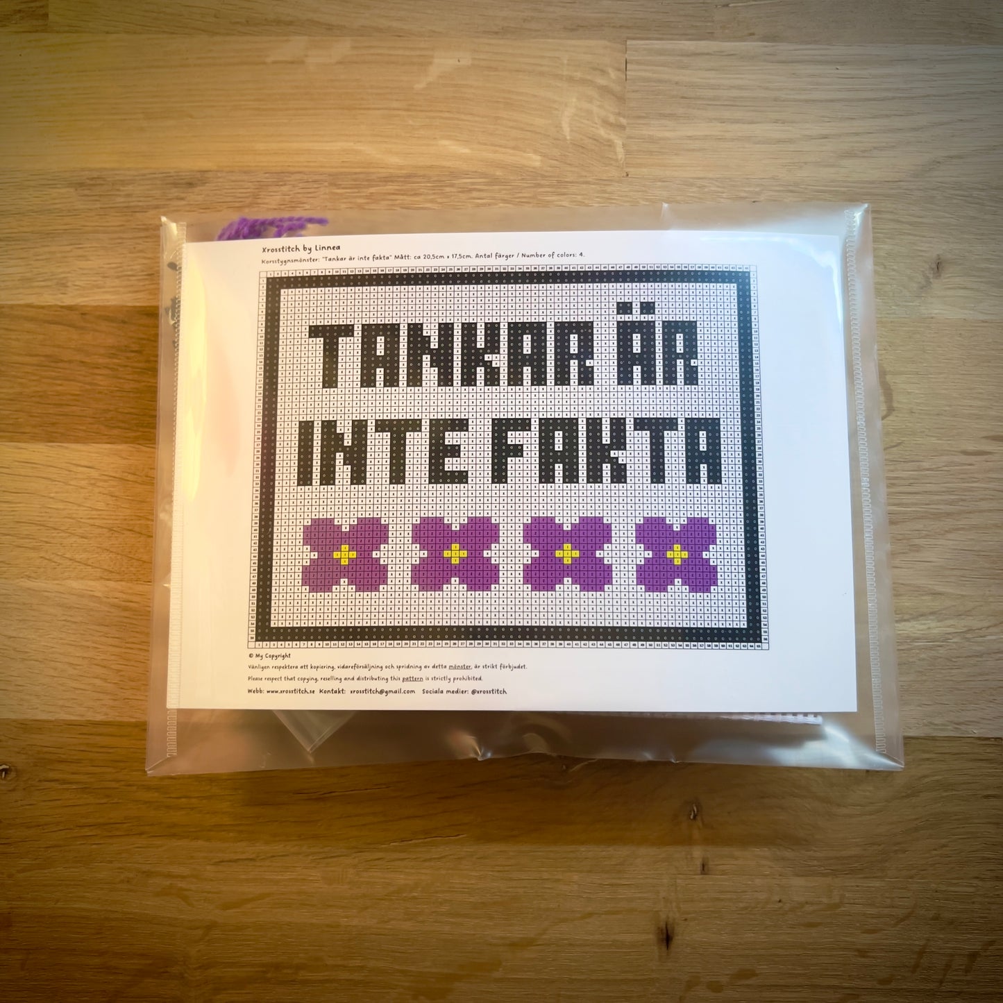 Broderikit med ullgarn, med texten ”tankar är inte fakta” 20,5x17,5cm