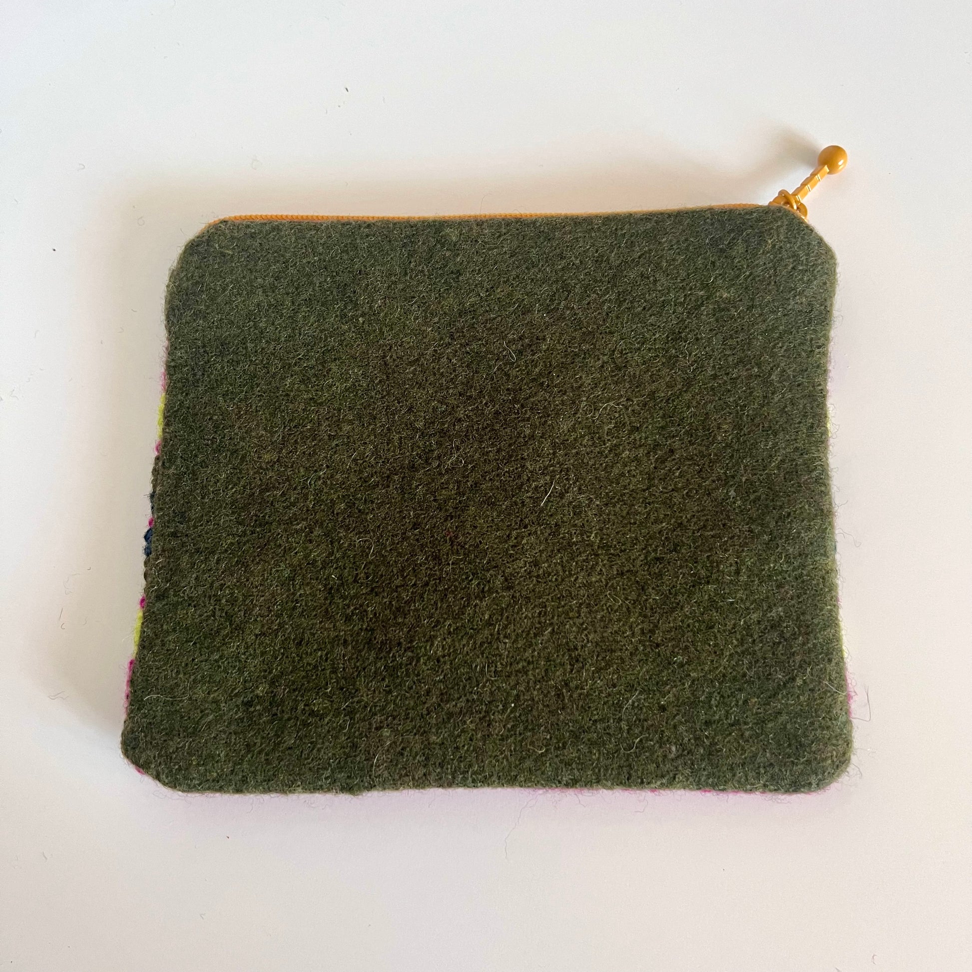 Handgjord unik börs korsstygn broderi i retrostil broderad i ull med blommor och blad m, färger mörkgrön gul mörkt rosa orange vit mönster är från svensk hemslöjd baksida mörkgrå vadmal ull 