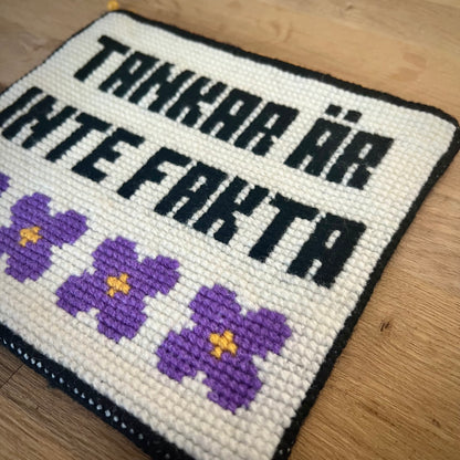 Handgjord unik börs ”tankar är inte fakta” 17,5x19,5cm