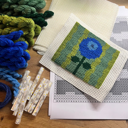 Broderikit ”det ensamma lilla blåbäret” 11,5x13cm