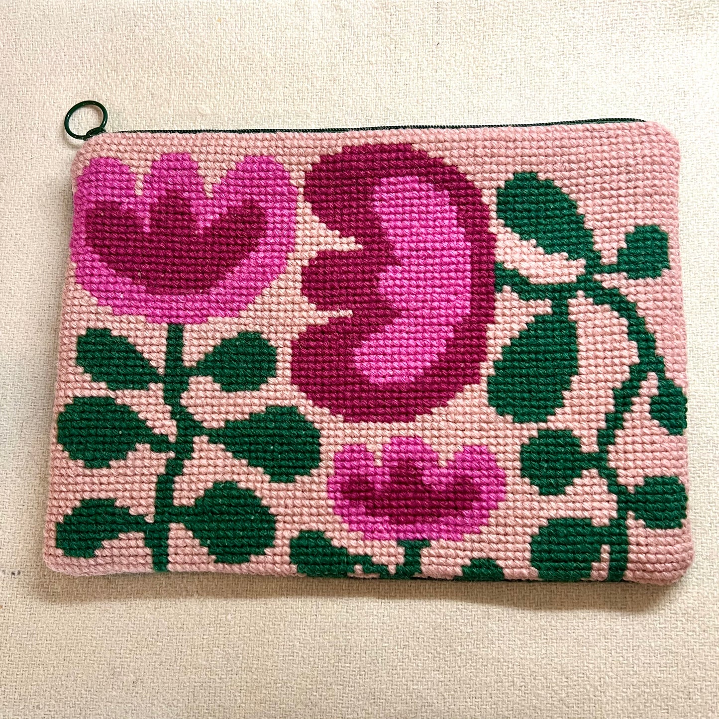 Broderi & sykit, fodral ”snirkliga tulpaner, stor” ca 18,5x25cm, gammalrosa bakgrund