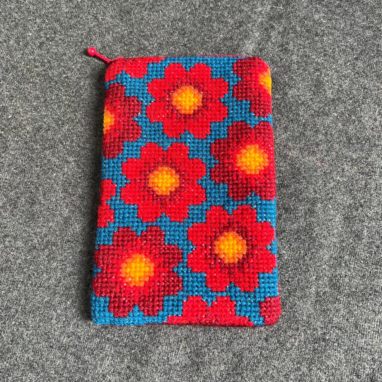Mobil och glasögonfodral kit ”sommarblom” blå/röd 12x20cm