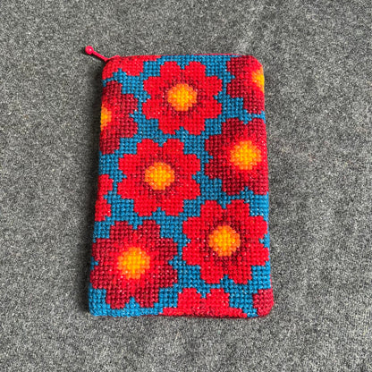 Mobil och glasögonfodral kit ”sommarblom” blå/röd 12x20cm