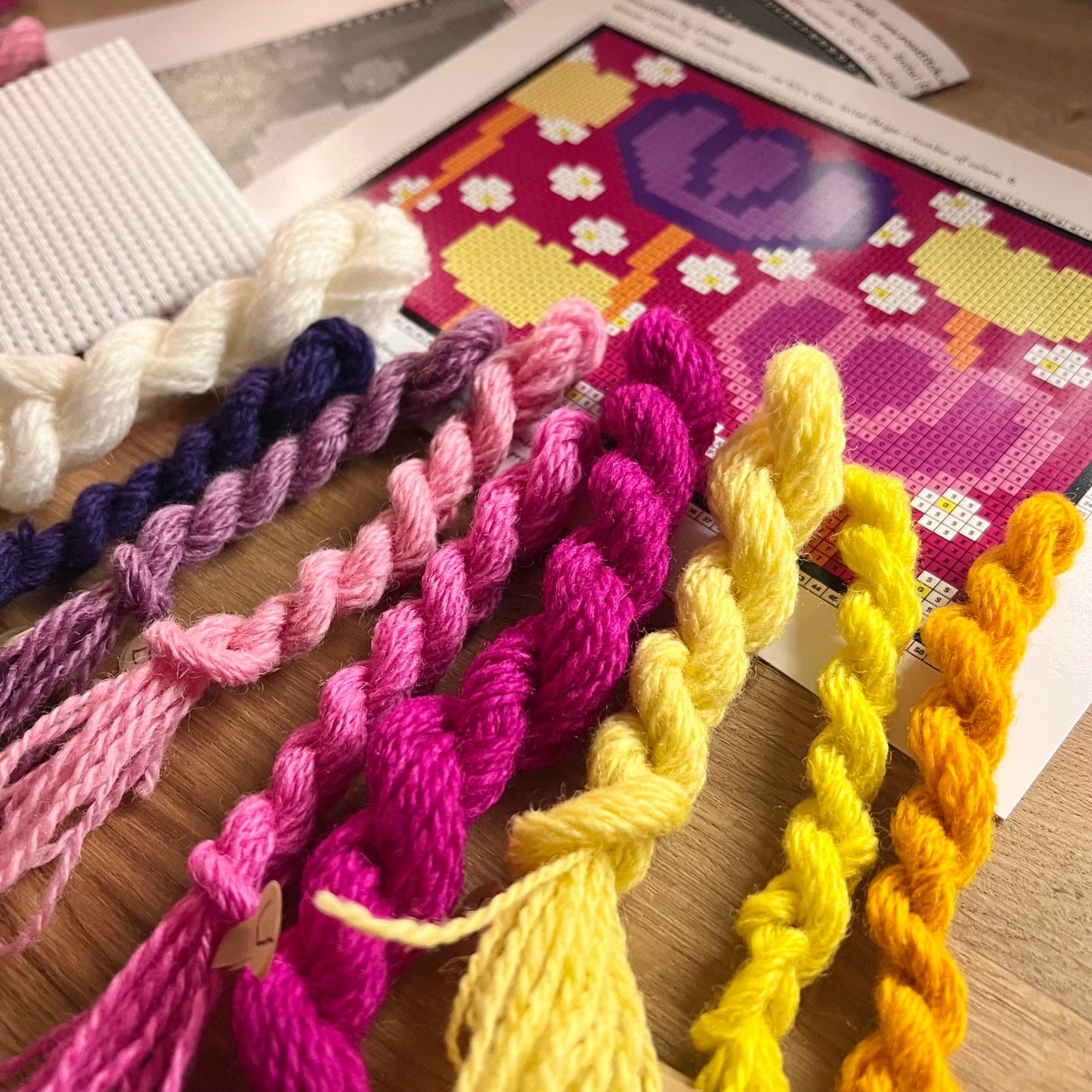 Broderikit med ullgarn ” blomsterlandet ” 15,5x12cm