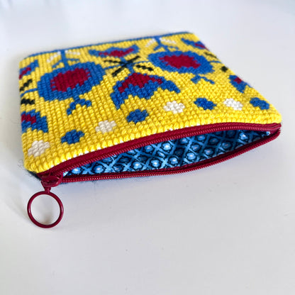 Handgjord unik börs korsstygn broderi i retrostil broderad i ull med blommor och blad m, färger gul blå röd vit mönster är från svensk hemslöjd , färgerna liknar Djurgårdens if  insida av bomull