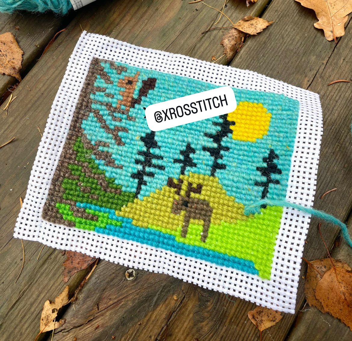 Egendesignat korsstygn mönster broderi med älg i svensk fjällnatur 