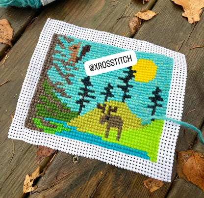 Egendesignat korsstygn mönster broderi med älg i svensk fjällnatur 