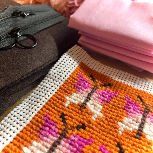 Broderi & sykit, liten börs ”oktobervinge” ca 11x14cm
