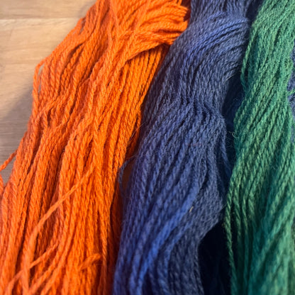 Broderikit med ullgarn ”blåbär i retrostil”