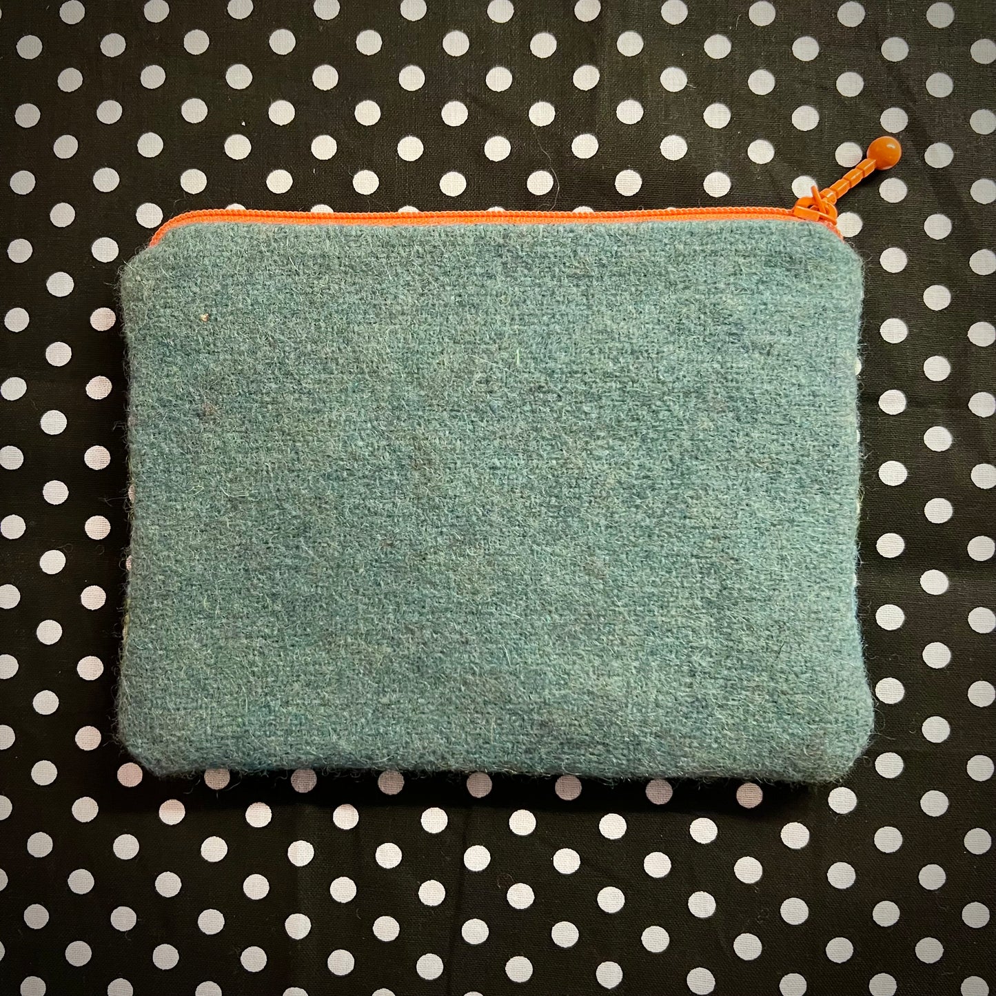 Handgjord unik börs, ”snirkliga tulpaner” blå/orange 12x15,5cm