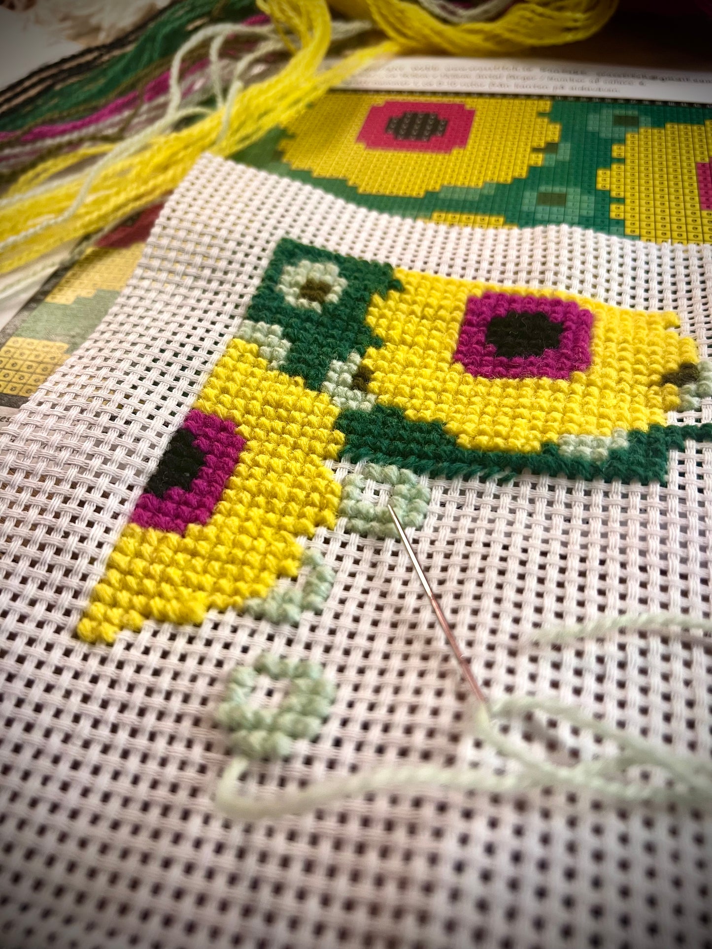 Broderikit med ullgarn ” blommor & bär ”