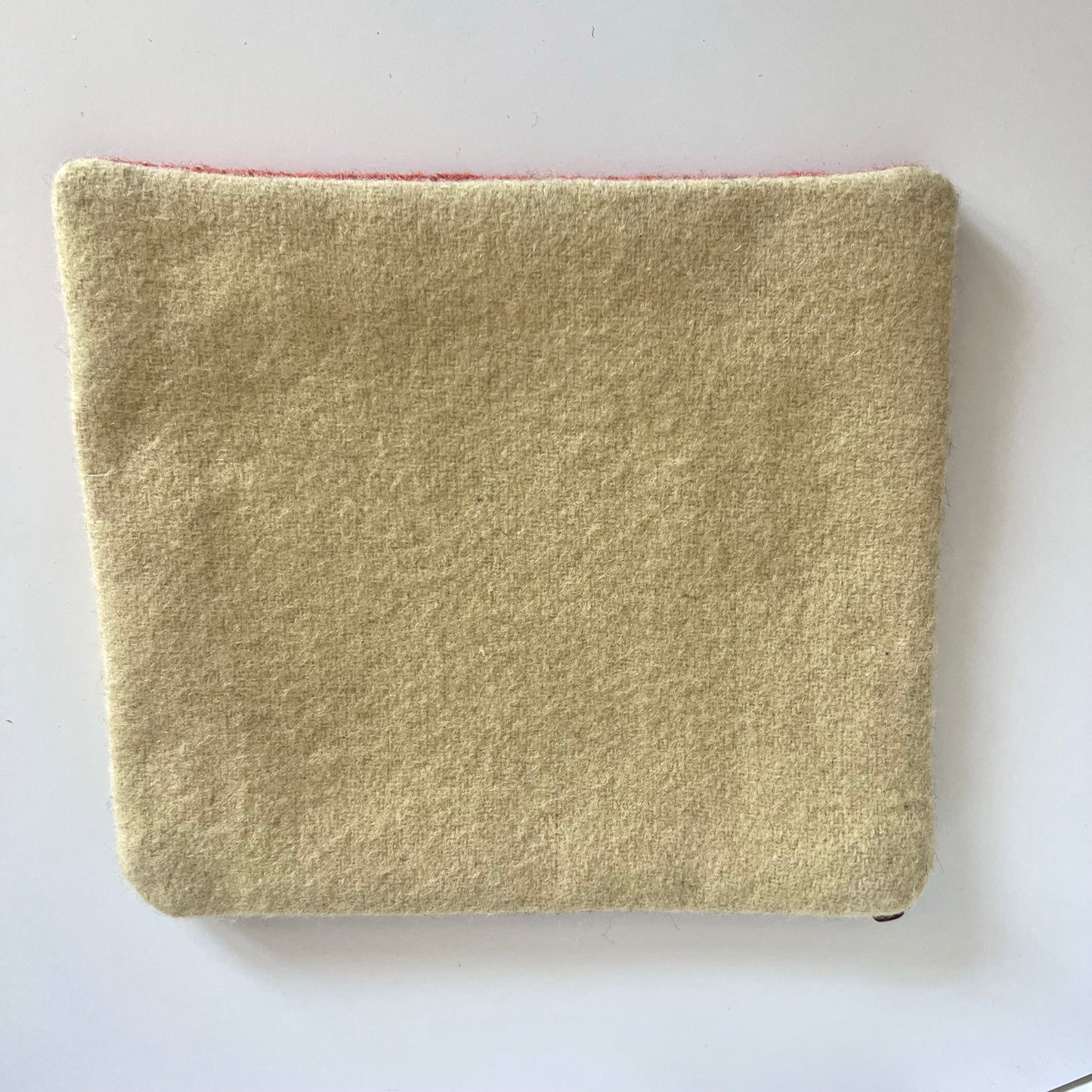 Handgjord unik börs ullgarn korsstygn eget mönster Frida kahlo baksida vadmal ljusgul ull