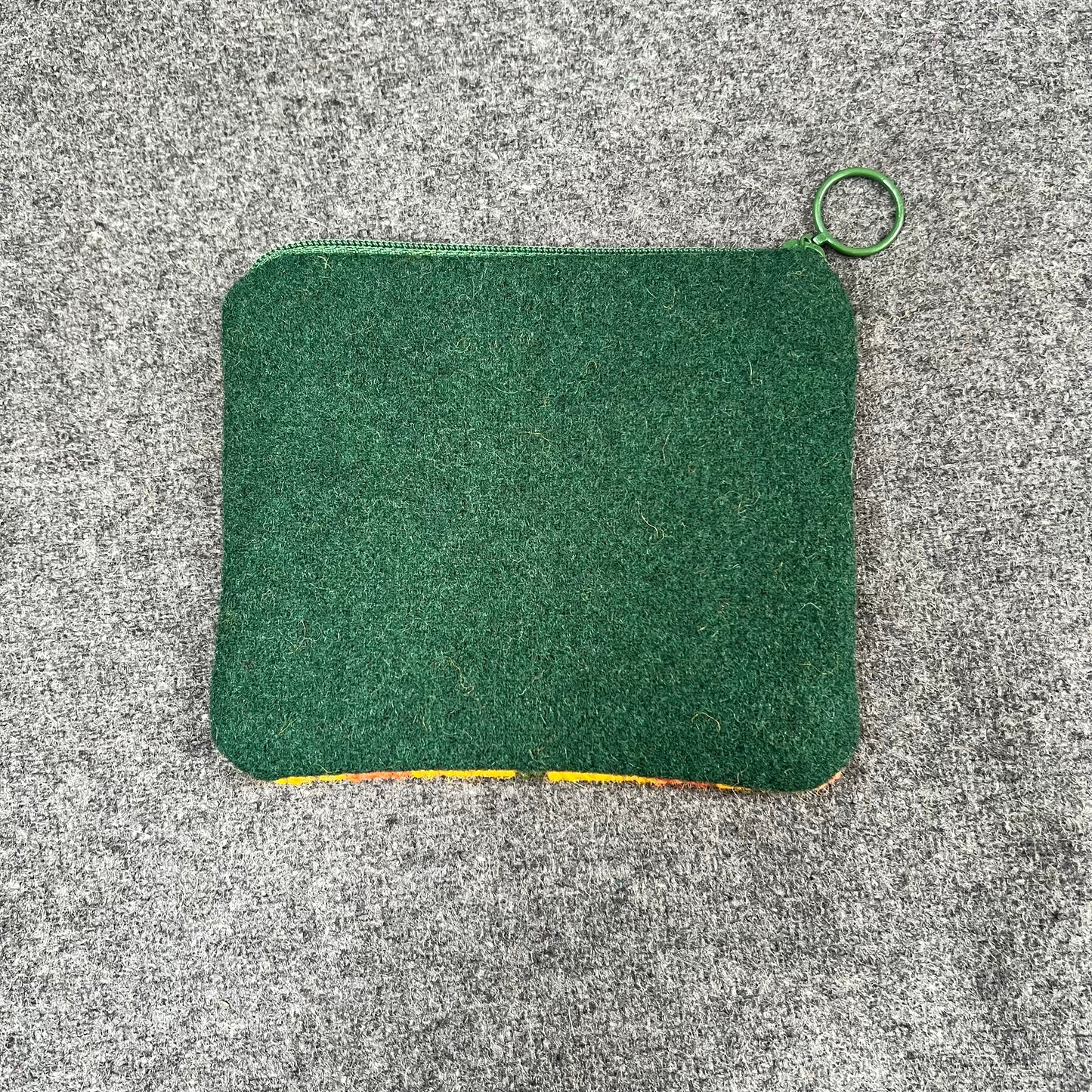 Broderi & sykit, liten börs ”det ensamma lilla lingonet” 11,5x13,5cm