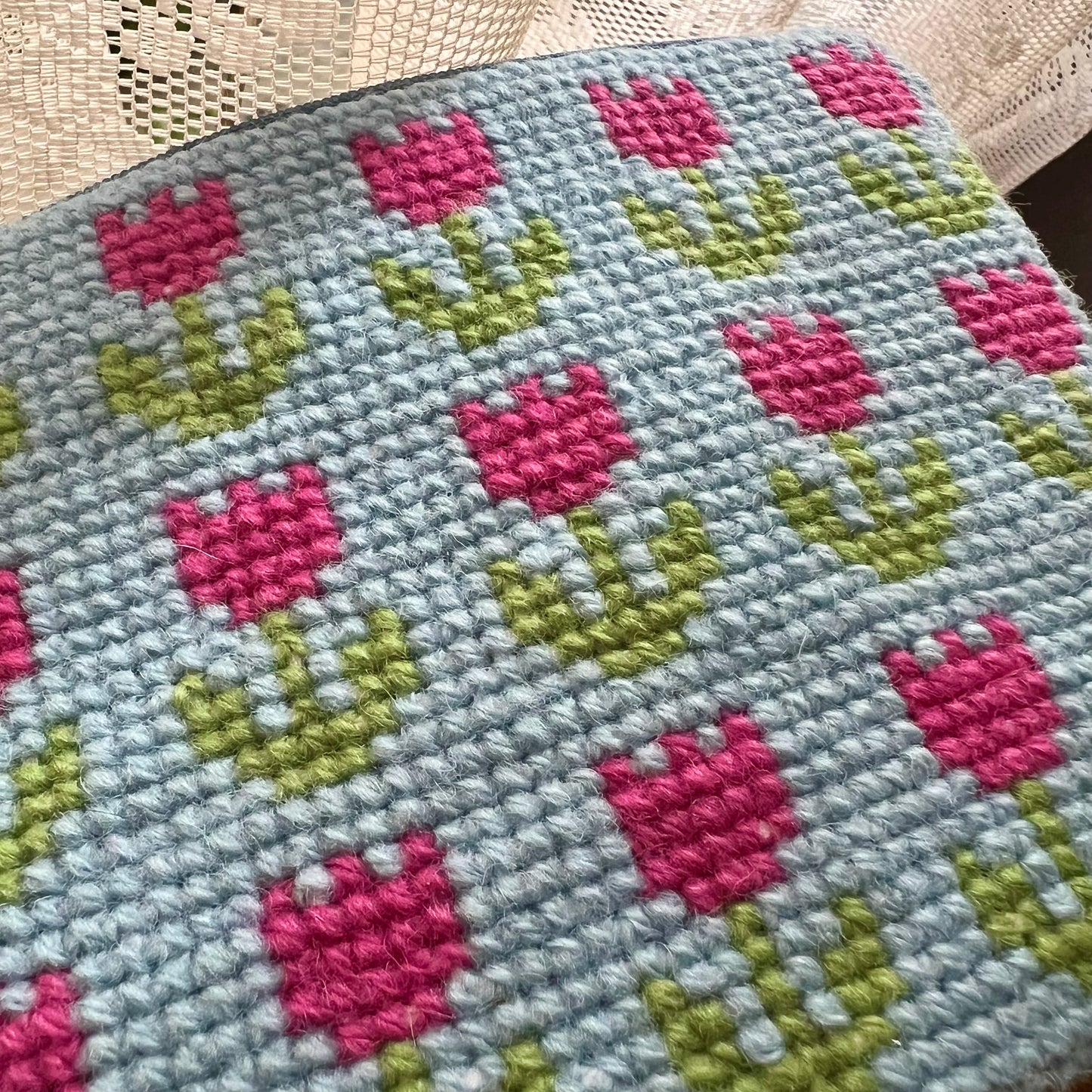 Handgjord unik börs, ”tulpanerna blommar” ljusblå/rosa/grön 19x12,5cm