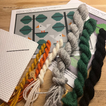 Broderikit med ullgarn ” flörtiga finkar ” 20x15cm