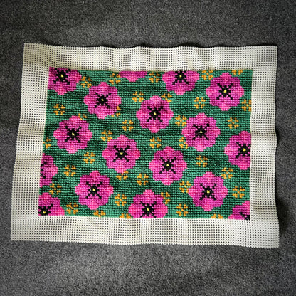 Broderi & sykit, stort fodral ”poppig petunia, stort” grön/rosa ca 20,5x28,5cm