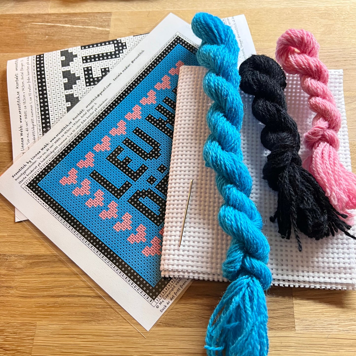 Text broderikit med ullgarn ”Lev nu, dö sen” 18,5x14,5cm