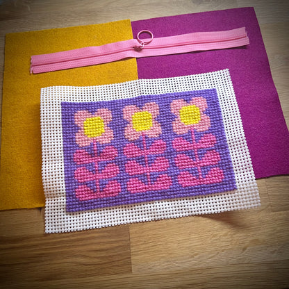 Broderikit med ullgarn ” 3 retroblommor ”