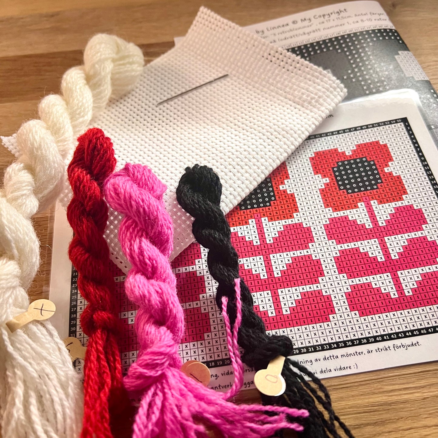 Broderikit med ullgarn ” 3 retroblommor ”