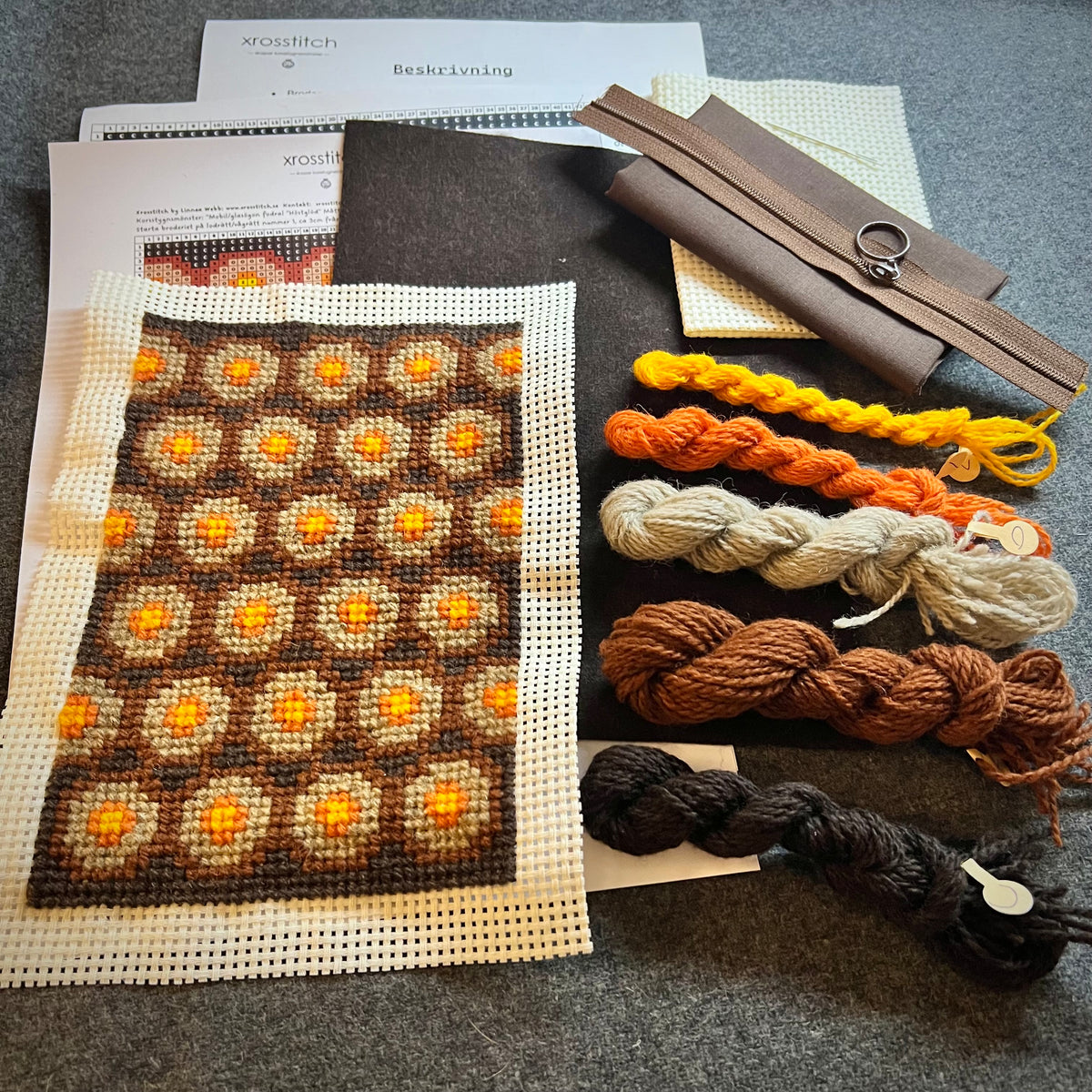 Mobil och glasögonfodral kit ”höstglöd” färg: choklad/apelsin 13x20cm