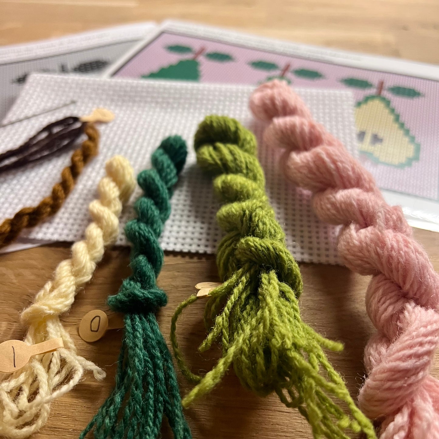 Broderikit med ullgarn ” piron päron ”