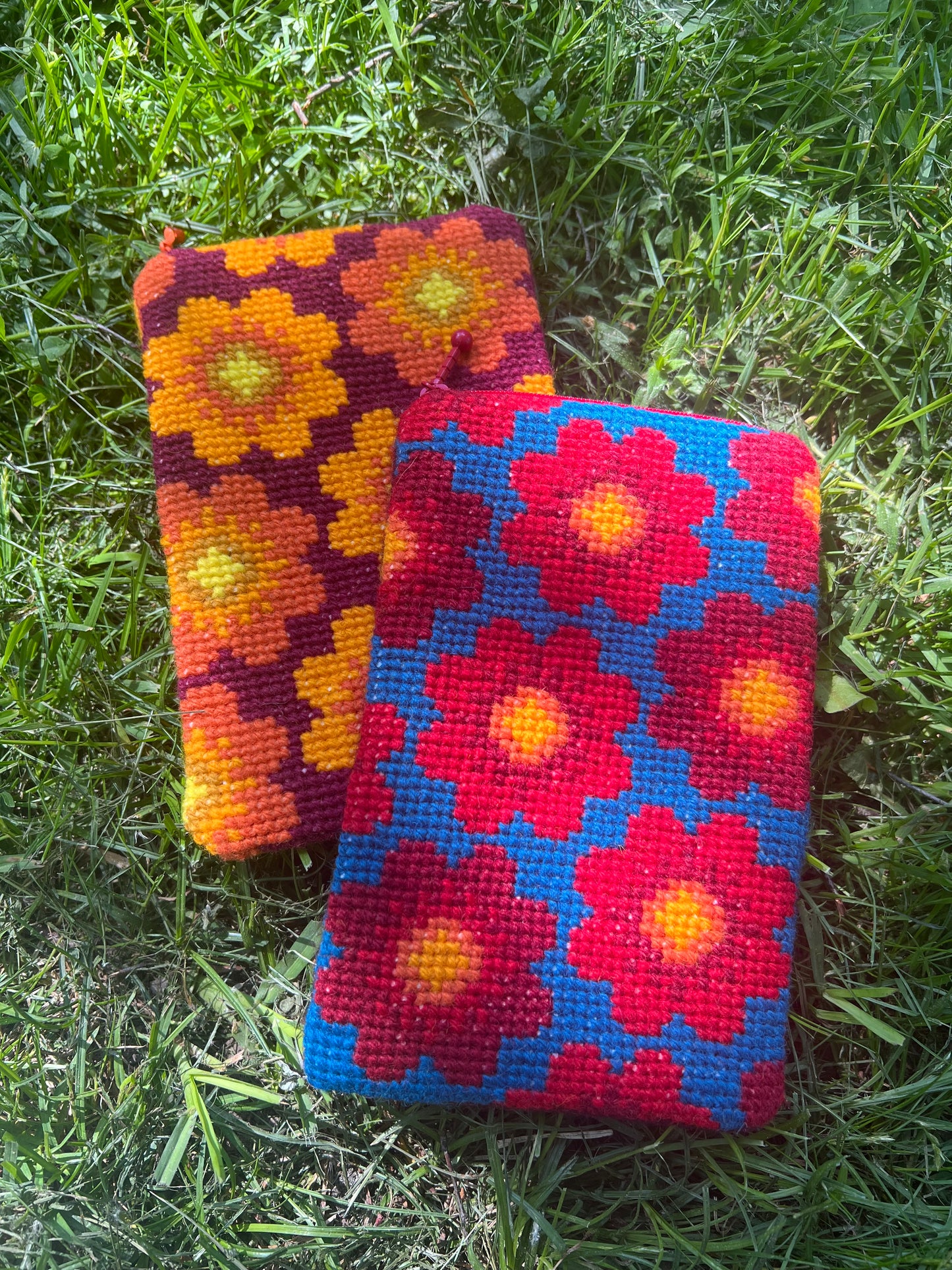 Mobil och glasögonfodral kit ”sommarblom” blå/röd 12x20cm