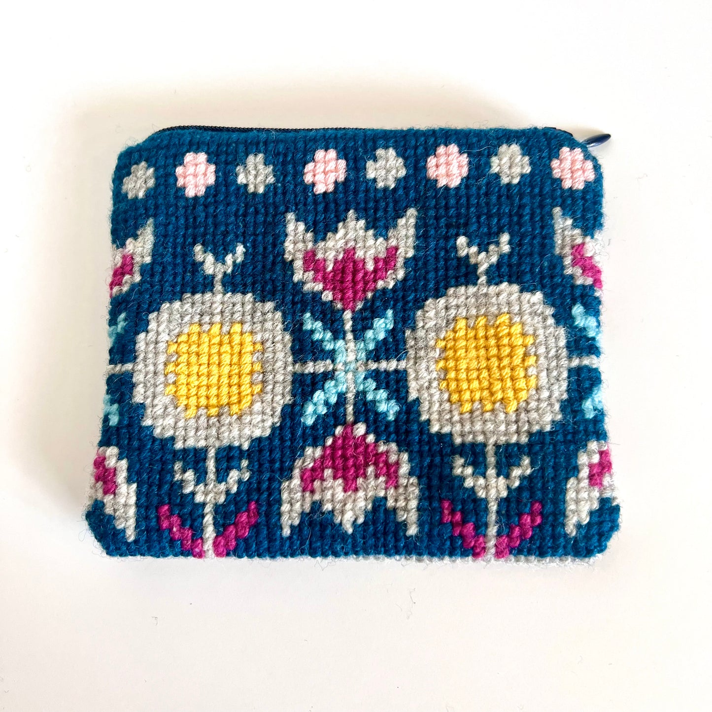 Handgjord unik börs korsstygn broderi i retrostil broderad i ull med blommor och blad m, färger blå gul rosa ljusgrå mönster är från svensk hemslöjd 